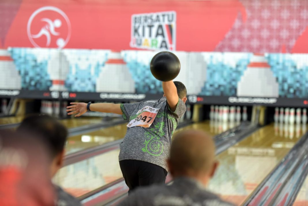 Peboling Sumut melempar bola pada babak semifinal tim 4 putra dan putri di Gor Hj Rayati Syafrin, Medan, Senin (16/9/2024). (Foto Dok/PB PON XXI Sumut)