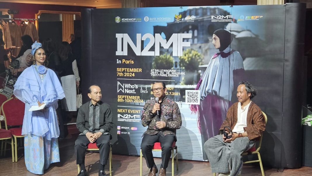 Pengunjung menyaksikan koleksi modest fashion Indonesia di IN2MF, Paris, Sabtu (7/9/2024).