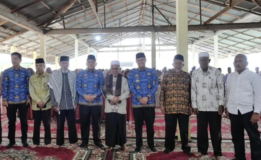 Wakil Bupati Sergai, H Adlin Tambunan (no 4 kanan) diabadikan bersama pengurus Pondok Pesantren Zakiyun Najah H Maralutan Siregar dan para tokoh agama, Selasa (17/9/2024). (Foto Dok/Diskominfo)