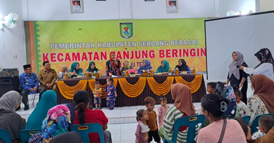 Ketua TP PKK Sergai Ny Hj Rosmaida Saragih Darma Wijaya memberikan arahan saat sosialisasi PPKS Satyagatra di Kecamatan Tanjung Beringin, Selasa (17/9/2024).