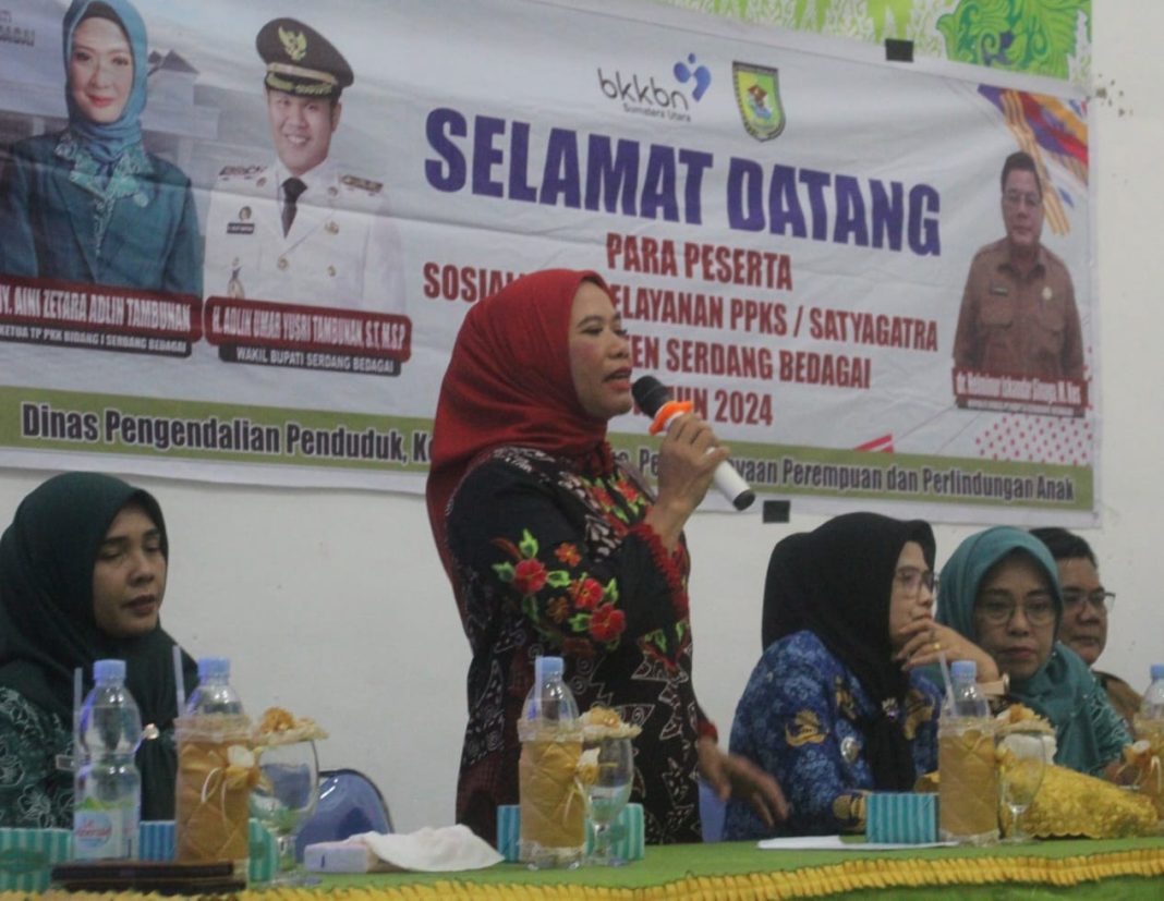 Ketua TP PKK Sergai, Ny Hj Rosmaida Saragih Darma Wijaya menyampaikan paparan pada kegiatan sosilisasi PPKS/Satyagatra, Selasa (17/9/2024). (Foto Dok/Diskominfo)