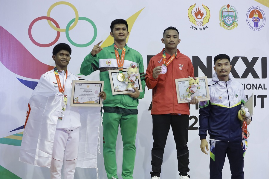 Atlet Karate Sumut, M Arif Fadhillah (dua kiri), bersama atlet karate DKI Jakarta, Mohammad Fadil (kiri), atlet karate Bali, I Kadek Hendra (dua kanan) dan atlet karate Jawa Barat, Sandy Firmansyah (kanan) foto bersama usai pengalungan medali Final Kumite Perorangan di bawah 84 kilogram putra PON XXI Aceh-Sumut 2024 di Gedung Serbaguna Unimed, Senin (16/9/2024). (Foto:dok/PB PON XXI Sumut)