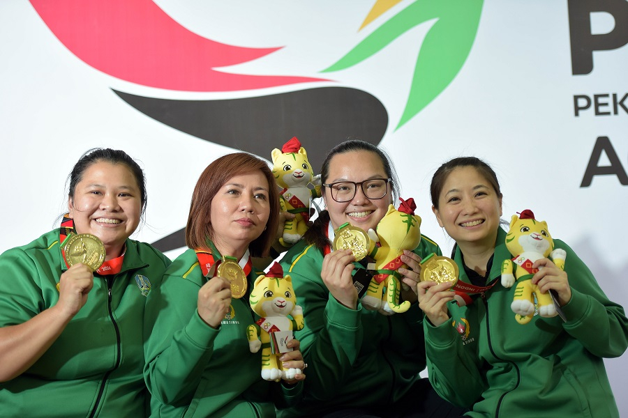 Peboling tim 4 putri Jatim menunjukkan medali emas usai pertandingan final tim 4 putra dan putri di Gor Hj Rayati Syafrin, Deliserdang, Senin (16/9/2024) (Foto:dok/PB PON XXI Sumut)