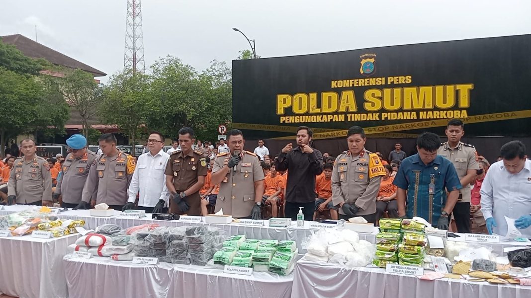 Kapolda Sumut, Irjen Pol Whisnu Hermawan Februanto memberi penjelasan pada konfrensi pers terkait barang bukti narkoba di lapangan Mapolda Sumut, Selasa (17/9/2024) sore.