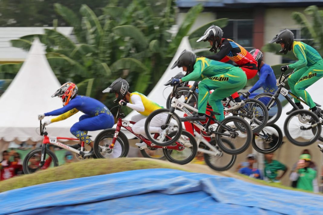 Sejumlah atlet balap sepeda BMX memacu sepeda mereka saat dilepas pada Final Putra Cabor BMX di ajang PON XXI Aceh-Sumut, Selasa (17/9/2024). (Foto:dok/PB PON Sumut)