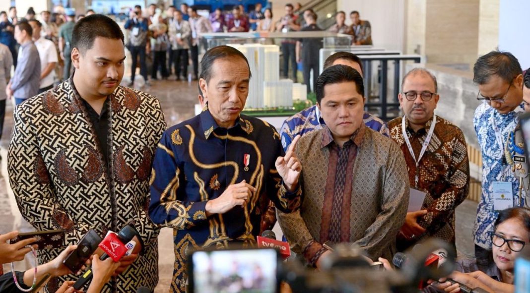 Presiden Jokowi saat menjawab pertanyaan media usai meresmikan Kantor Fédération Internationale de Basketball (FIBA) Indonesia di Menara Danareksa, Jakarta, Selasa (17/9/2024).