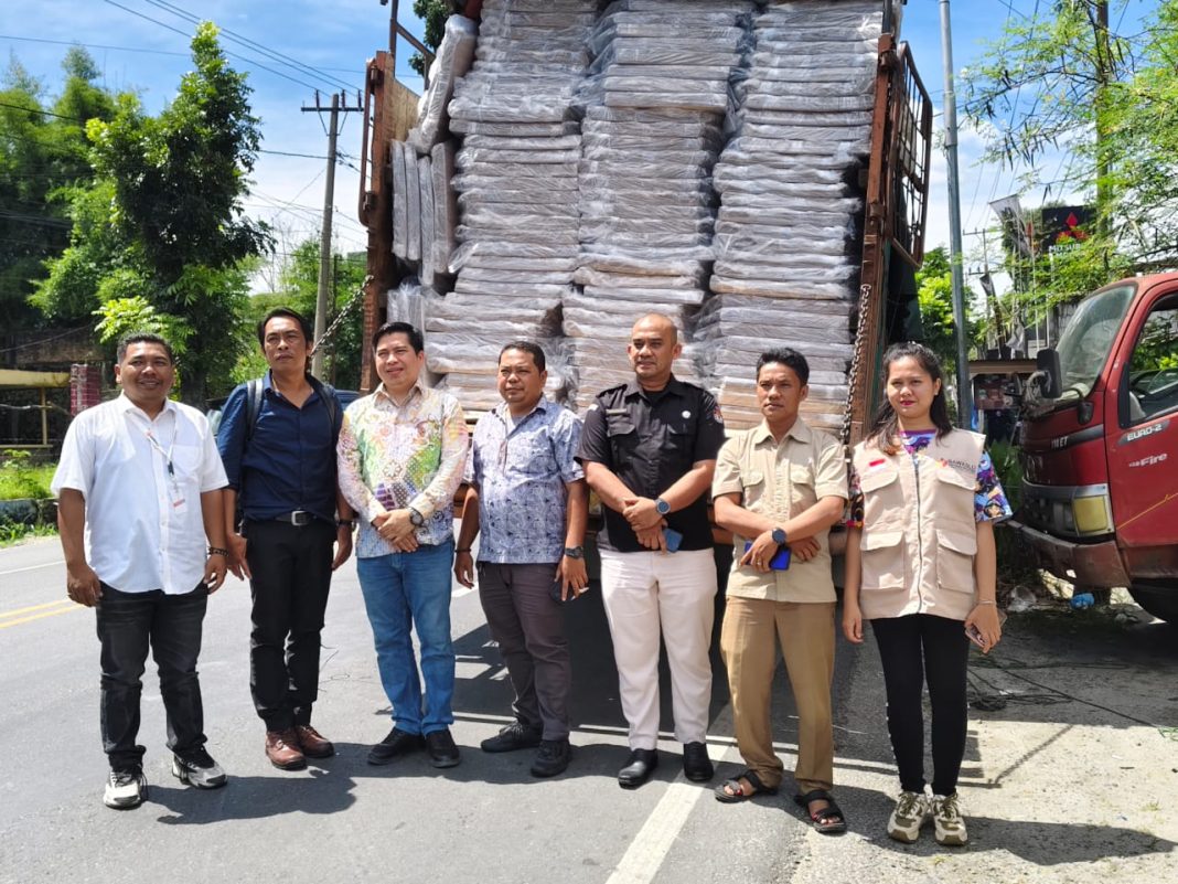 Ketua KPU Kota Pematangsiantar Muhammad Isman Hutabarat bersama personil Sat Intelkam foto bersama saat logistik Pilkada tiba gudang logistik KPU di Jalan Medan, Kelurahan Pondok Sayur, Kecamatan Siantar Martoba, Rabu (18/9/2024). (Dok/Humas Polres Pematangsiantar)