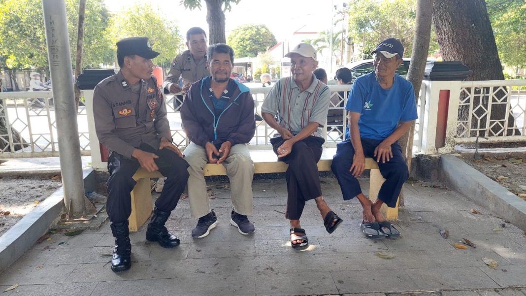 Personel Sat Binmas Polres Pematangsiantar saat menyambangi masyarakat di Jalan Adam Malik, Rabu (18/9/2024). (Dok/Humas Polres Pematangsiantar)