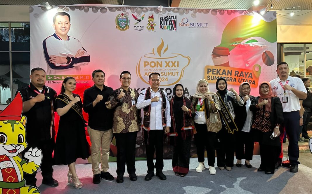 Pj Gubernur Agus Fatoni foto bersama usai meluncurkan branding 'Kopi Sumut' dan Gerakan Cinta Kopi Serentak se-Sumut di Kopiforia di Komplek PRSU, Jalan Gatot Subroto Km 5 Kota Medan, Selasa (17/9/2024). (Dok/Diskop Sumut)