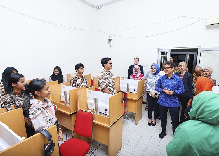 Penandatanganan surat komitmen untuk kelas internasional Jerman di Poltekkes Medan dan Maluku. Jakarta, Selasa (17/9/2024).