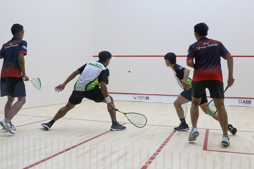 Atlet ganda putra squash Sumut, M Syahrul (dua kanan) dan M Fachrezzy (dua kiri), berhadapan dengan atlet ganda putra DKI Jakarta, Syauma Siswa Utama (kiri) dan Aristia Prima (kanan), penyisihan cabang olahraga Squash Kategori Ganda Putra, PON XXI Aceh-Sumut 2024, Squash Arena, Disporasu, Deliserdang, Sumut, Rabu (18/09/2024). (Dok/PB PON Sumut)