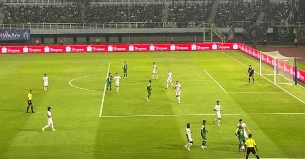 Laga Persebaya vs Persis Solo di Stadion GBT Surabaya, Rabu (18/9/2024).