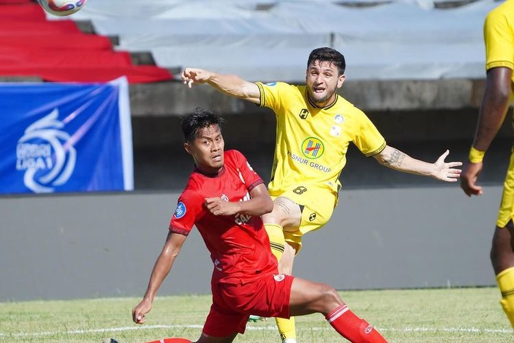 Momen saat Lucas Morellato membuka keunggulan Barito Putera atas Semen Padang pada pekan kelima Liga 1 2024/2025