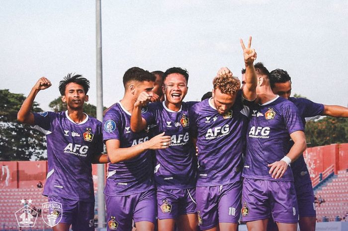 Para pemain Persik Kediri selebrasi seusai Ze Valente membobol gawang Persita Tangerang dalam laga pekan kelima Liga 1 2024/2025 di Stadion Brawijaya, Kediri, Rabu (18/9/2024).