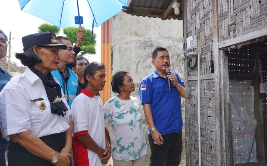 General Manager PLN UID Sumut Saleh Siswanto (dua dari kiri) menyaksikan penyalaan listrik secara simbolis yang dilakukan Komisi VII DPR RI Hendrik H Sitompul. (Dok/PLN)