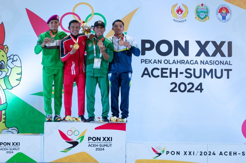 Empat atlet ju-jitsu berada di urutan teratas dalam selebrasi medali ‘Fighting’ Putra -62 kg PON XXI Aceh-Sumut, Martial Arts Arena, Sport Centre, Deliserdang, Rabu (18/9/2024). (Dok/PB PON XXI Sumut).