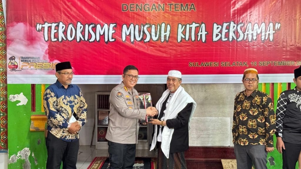 Wakapolres Maros, Kompol Andi Alamsyah, memberikan penjelasan kepada santri, Pondok Pesantren Ulumul Qur’an DDI Hasanuddin, Kamis (19/9/2024). (Dok/Humas Polri)