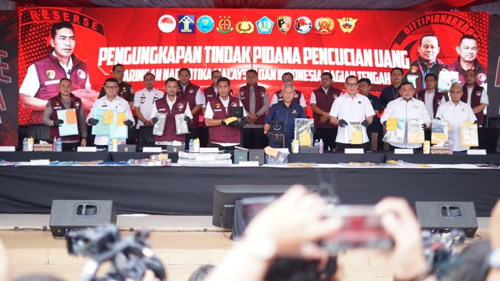 Komjen Wahyu Widada, Kabareskrim Polri, menunjukkan aset yang disita dari terpidana narkoba HS dalam konferensi pers, Bareskrim Polri, Jakarta, Rabu (18/9/2024). (Dok/Humas Polri).