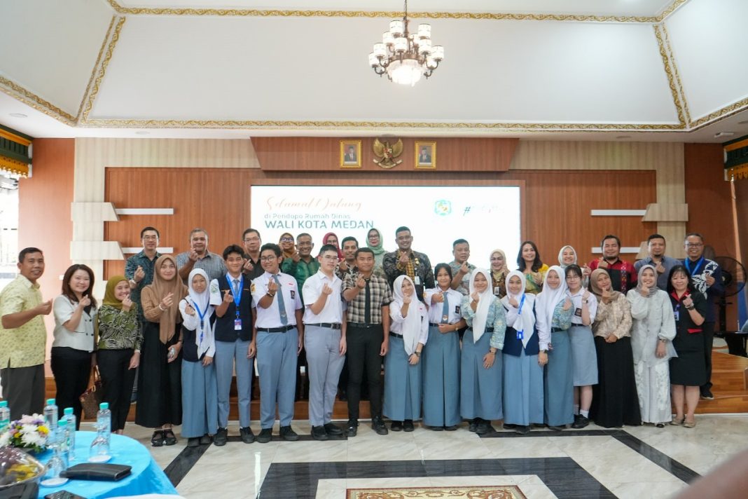 Wali Kota Bobby Nasution beramah-tamah sekaligus melepas 12 pelajar peserta Program Pertukaran Pelajar ke Gwangju, Kamis (19/9/2024) di Pendopo Rumah Dinas Wali Kota. (Foto Dok/Humas)