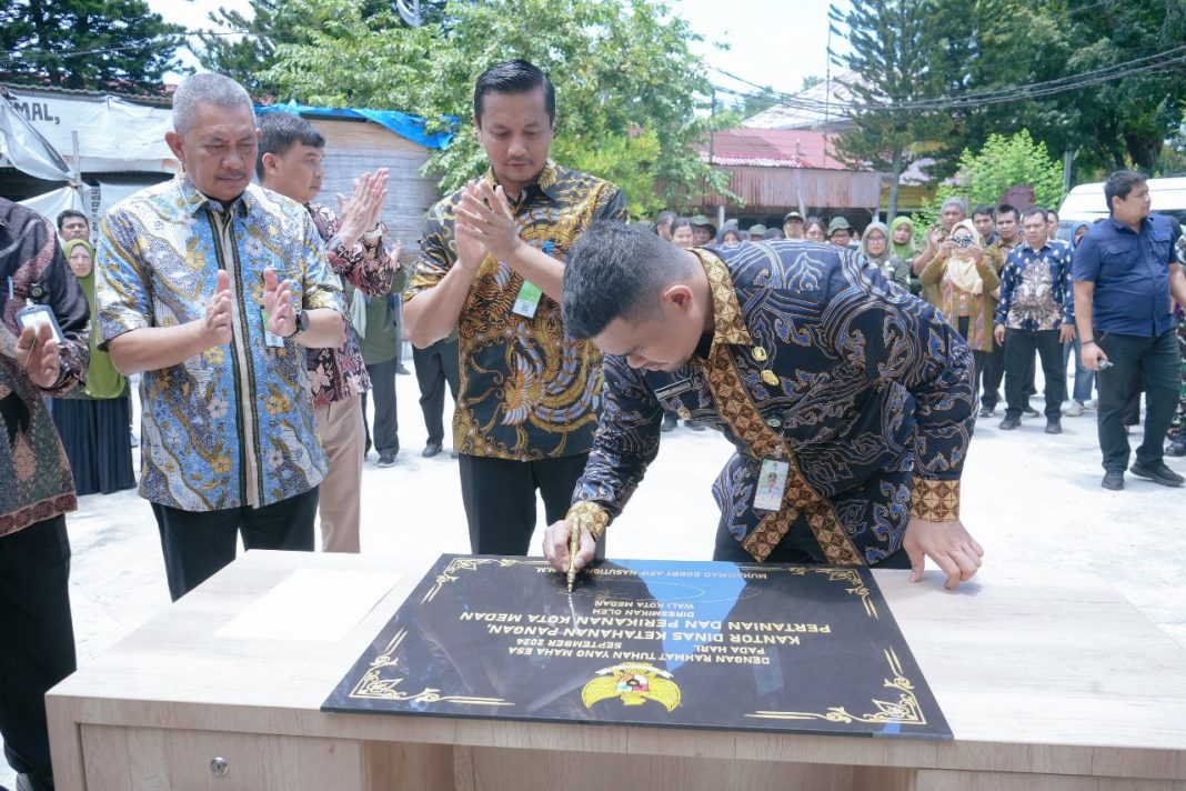 Wali Kota Bobby Nasution resmikan gedung baru Dinas Ketahanan Pangan, Pertanian dan Perikanan Kota Medan serta memberikan bantuan pangan kepada KRS di Kecamatan Medan Barat di Lapangan Pertiwi Jalan Budi Pembangunan, Kamis (19/9/2024). (Foto Dok/Humas)