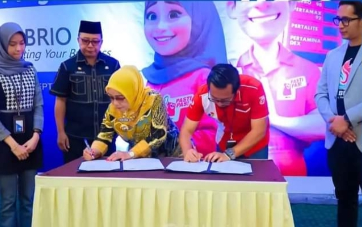 Plt Bupati Hj Ellya Rosa Siregar dan Sales Area Manager Retail Sibolga PT Pertamina Patra Niaga Toni Pradana, disaksikan Asisten Ekbang Setdakab Labuhanbatu Drs Ikramsyah Putra Nasution, menandatangani MoU Program Embrio Pertamina, di Ballroom RCC Rantauprapat, Jumat (20/9/2024). (Dok/Diskominfo)