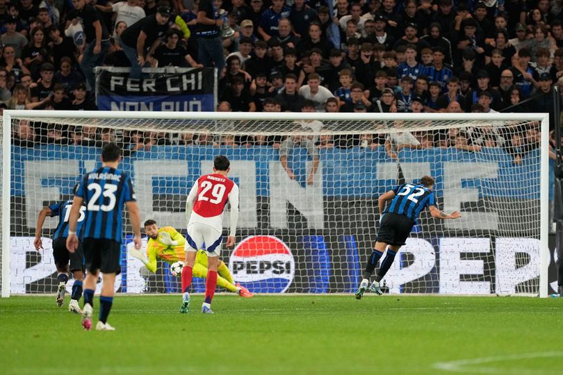 Eksekusi penalti Mateo Retegui bisa dibendung David Raya dalam laga Liga Champions antara Atalanta vs Arsenal, Jumat (20/9/2024).