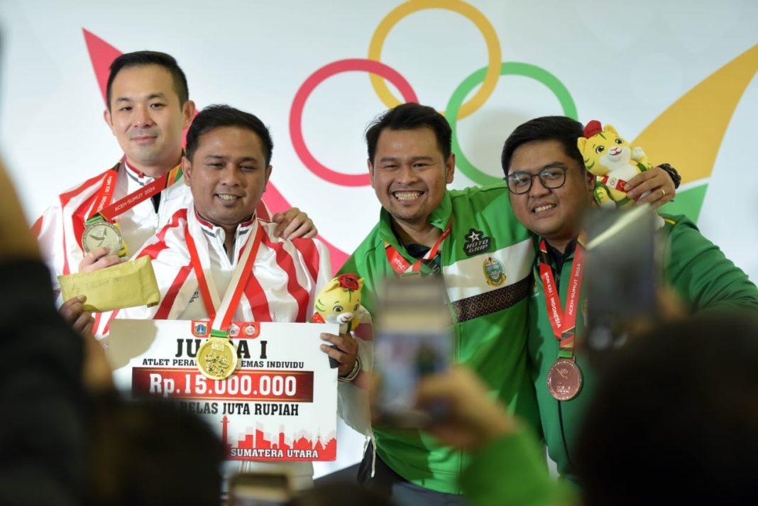 Para peraih medali berfoto usai final master putra dan putri, di Gor Hj Rayati Syafrin, Kamis (19/9/2024). (Dok/PB PON XXI Sumut)