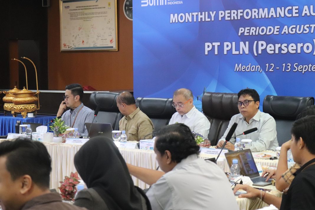 Peserta Monthly Performance Audit and Dialogue Div MKS Bulan Agustus 2024 yang berlangsung di kantor PT PLN (Persero) UIP SBU, Jalan Dr Cipto Medan. (Dok/PLN)