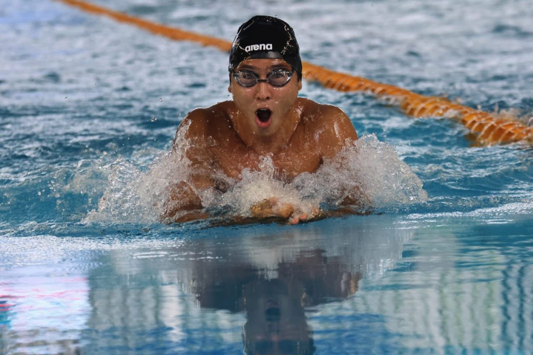 Perenang Sumut, Felix Viktor Iberle berlaga dinomor 50 Meter Gaya Dada Putra babak kualifikasi di Kolam Renang Selayang Disporasu, Medan, Sabtu (14/9/2024). (Dok/PB PON XXI Sumut)