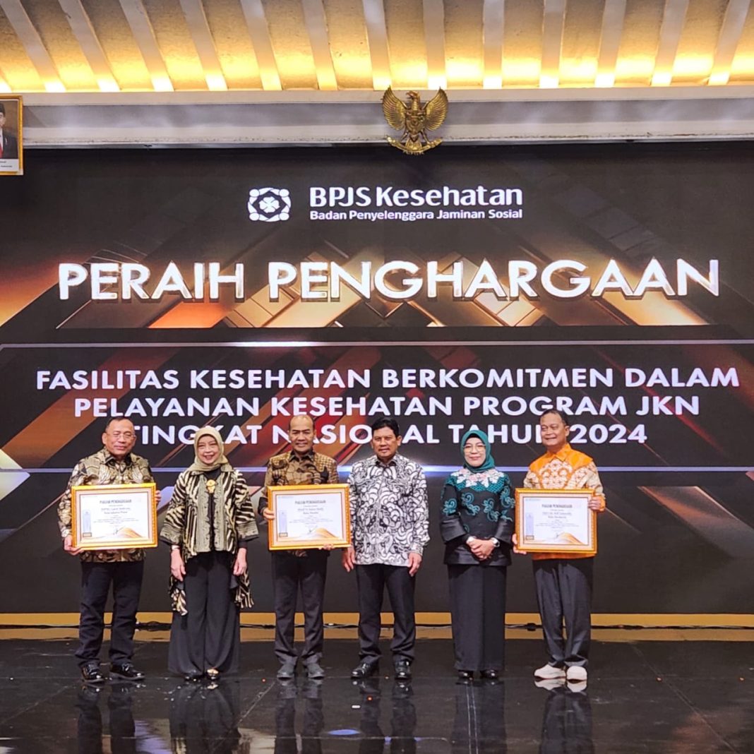 Direktur Utama RS Adam Malik dr Zainal Safri MKed (PD) SpPD-KKV SpJP (K) bersama lainnya foto bersama dengan Direktur Utama BPJS Kesehatan Prof dr Ali Ghufron Mukti MSc PhD AAK usai menerima penghargaan Fasilitas Kesehatan Berkomitmen dalam Pelayanan Kesehatan Program JKN Tingkat Nasional Tahun 2024 dari BPJS Kesehatan, Kamis (19/9/2024). (Dok/Humas RS Adam Malik)