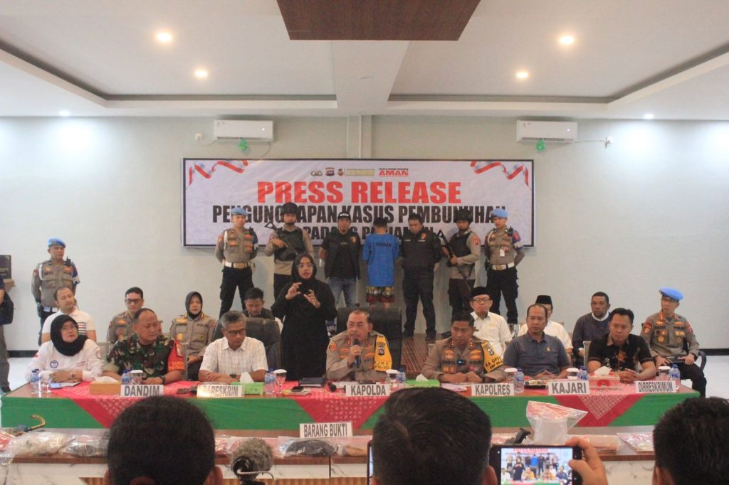 Konferensi pers Kapolda Sumbar, Irjen Pol Suharyono, pengungkapan kasus pemerkosaan dan pembunuhan gadis penjual gorengan, Mapolres Padang Pariaman, Jumat (20/9/2024). (Dok/Humas Polri)