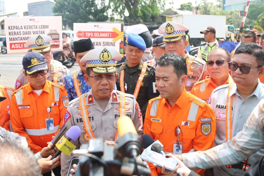 Kampanye keselamatan perlintasan kereta api oleh Korlantas Polri dan PT KAI di JPL 11 Sawah Besar, Jakarta Pusat, Kamis (19/9/2024). (Dok/Humas Polri)