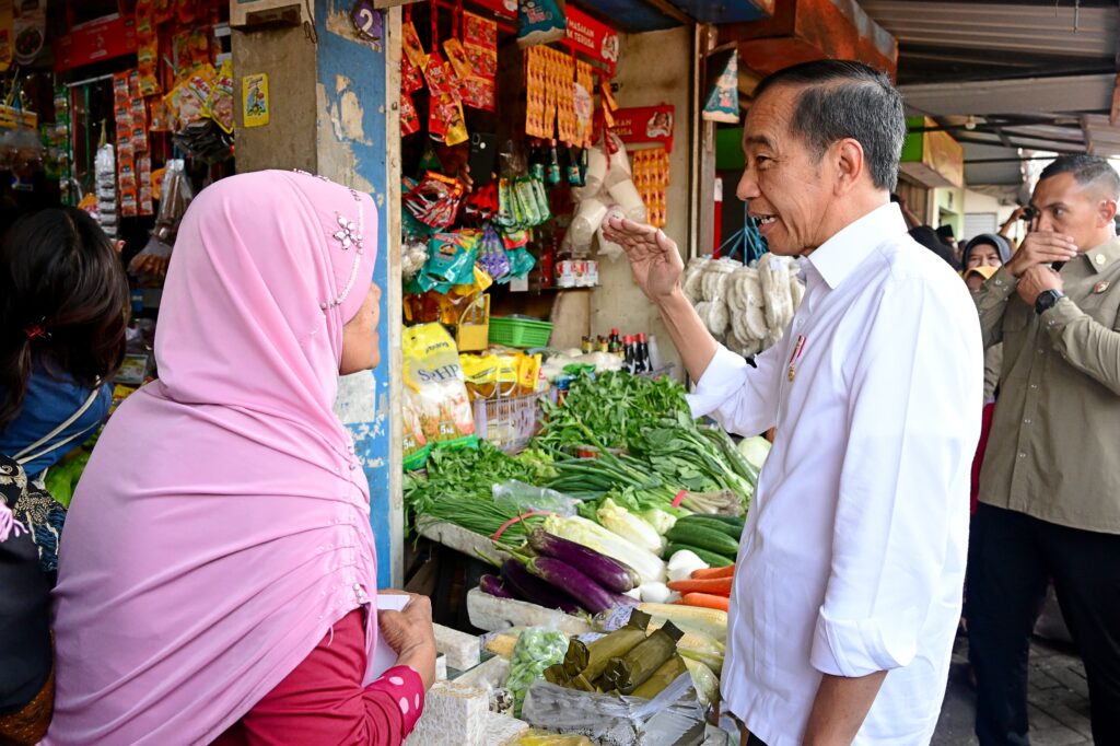 Presiden Jokowi melakukan kunjungan ke Pasar Dukuh Kupang, Kota Surabaya, Provinsi Jawa Timur, Jumat (20/9/2024). (Dok/BPMI Setpres)