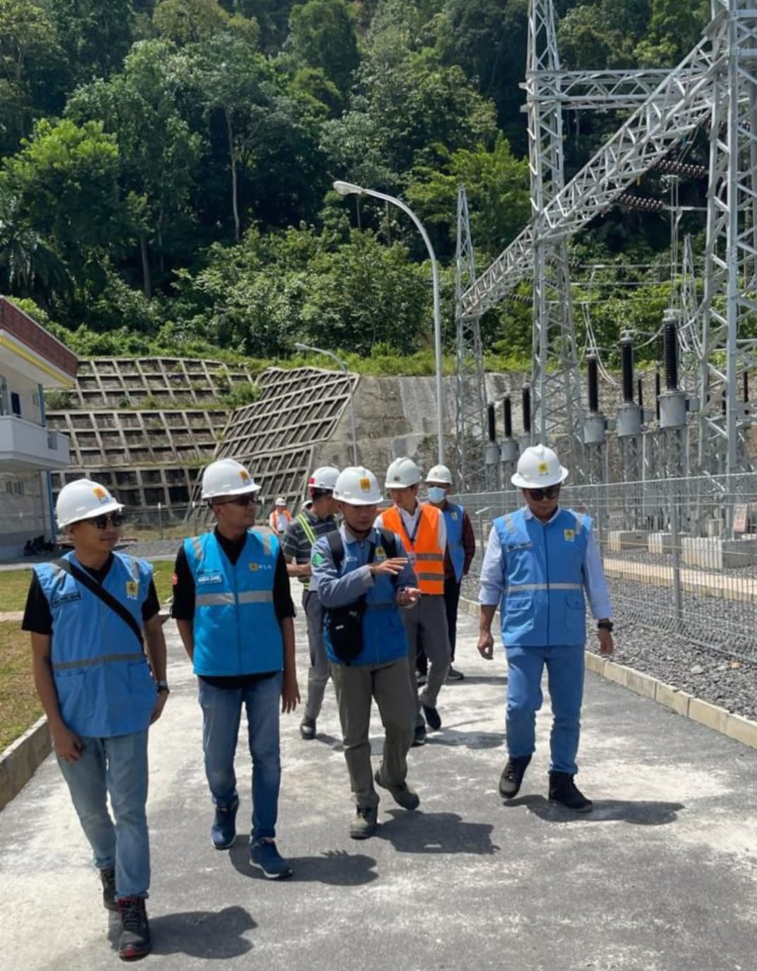 GM PLN UIP SBU Hening Kyat Pamungkas dan rombongan melakukan site visit (kunjungan lokasi) ke PLTA Asahan 3 di Kabupaten Asahan dan Toba, Kamis (19/9/2024). (Dok/PLN)