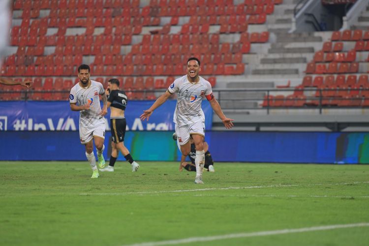 Penyerang Madura United, Lulinha, merayakan gol kontra Dewa United. Pertandingan lanjutan Liga 1 2024-2025, Dewa United vs Madura United bergulir di Stadion Kapten I Wayan Dipta, Gianyar, Bali, Sabtu (21/9/2024).