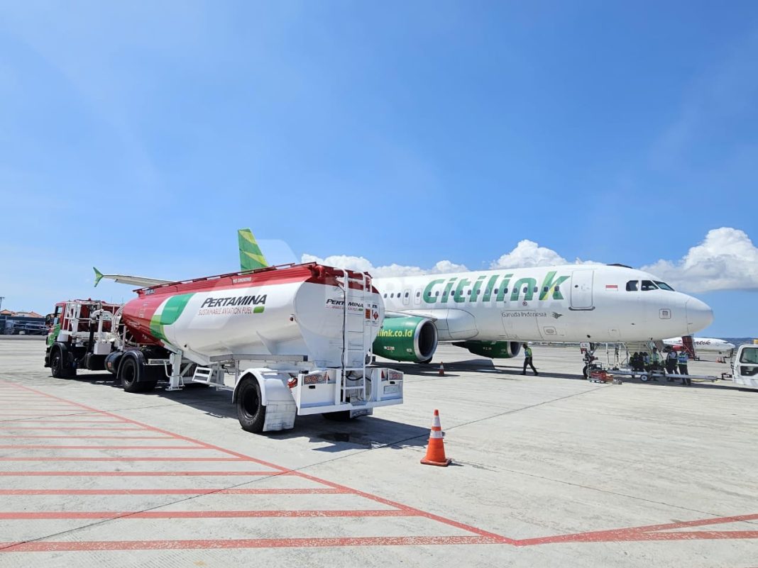 PT Pertamina Patra Niaga menyalurkan Sustainable Aviation Fuel (SAF) dalam acara Bali International Airshow 2024, Bandara Internasional I Gusti Ngurah Rai, Bali, Jumat (20/9/2024). (Dok/Pertamina)