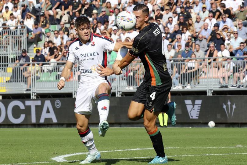 Duel Vitinha dan Jay Idzes dalam laga Venezia vs Genoa di Serie A 2024/2025, Sabtu (21/9/2024) malam.