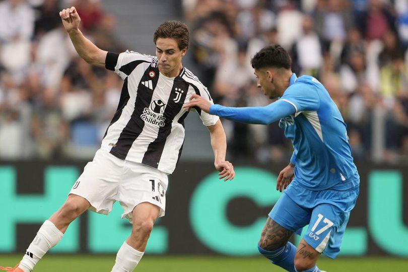 Kenan Yildiz berduel dengan Mathias Olivera di laga Juventus vs Napoli, Sabtu (21/9/2024).