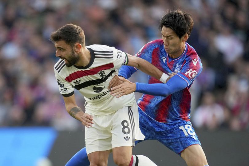 Daichi Kamada mencoba merebut bola dari Bruno Fernandes di laga Crystal Palace vs Manchester United.