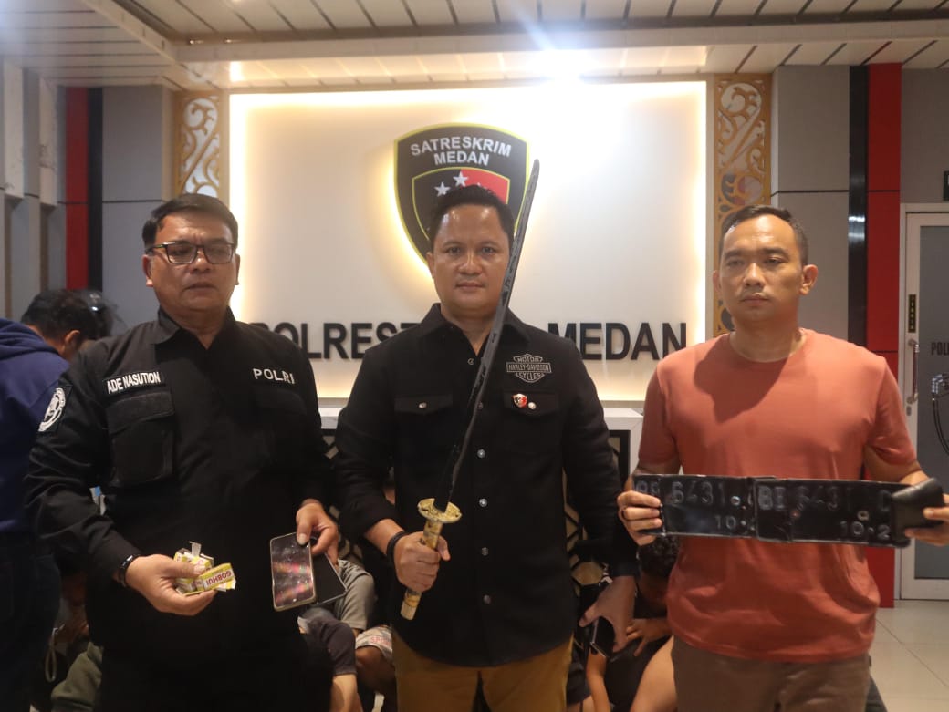 Kasat Reskrim Polrestabes Medan Kompol Jama Purba didampingi Kapolsek Medan Area Kompol Hendrik Aritonang menunjukkan barang bukti pedang yang disita dari kelompok geng motor Texas, di Mapolrestabes, (21/09/2024). (Dok/Polrestabes)