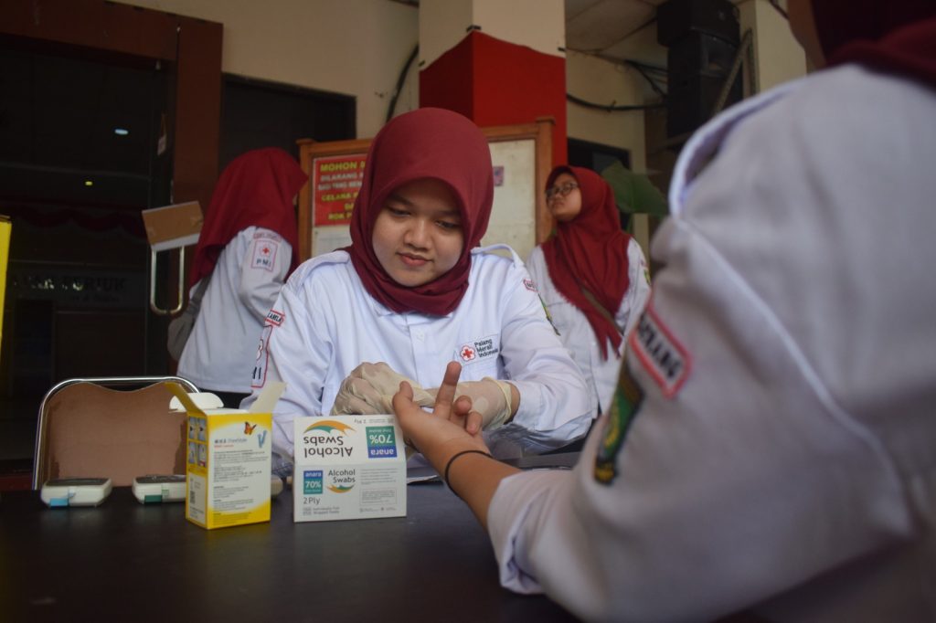 PMI Kota Tangerang gelar pengobatan gratis dan edukasi kesehatan di Aula Kecamatan Periuk, Tangerang, Sabtu (21/9/2024). (Dok/PMI)