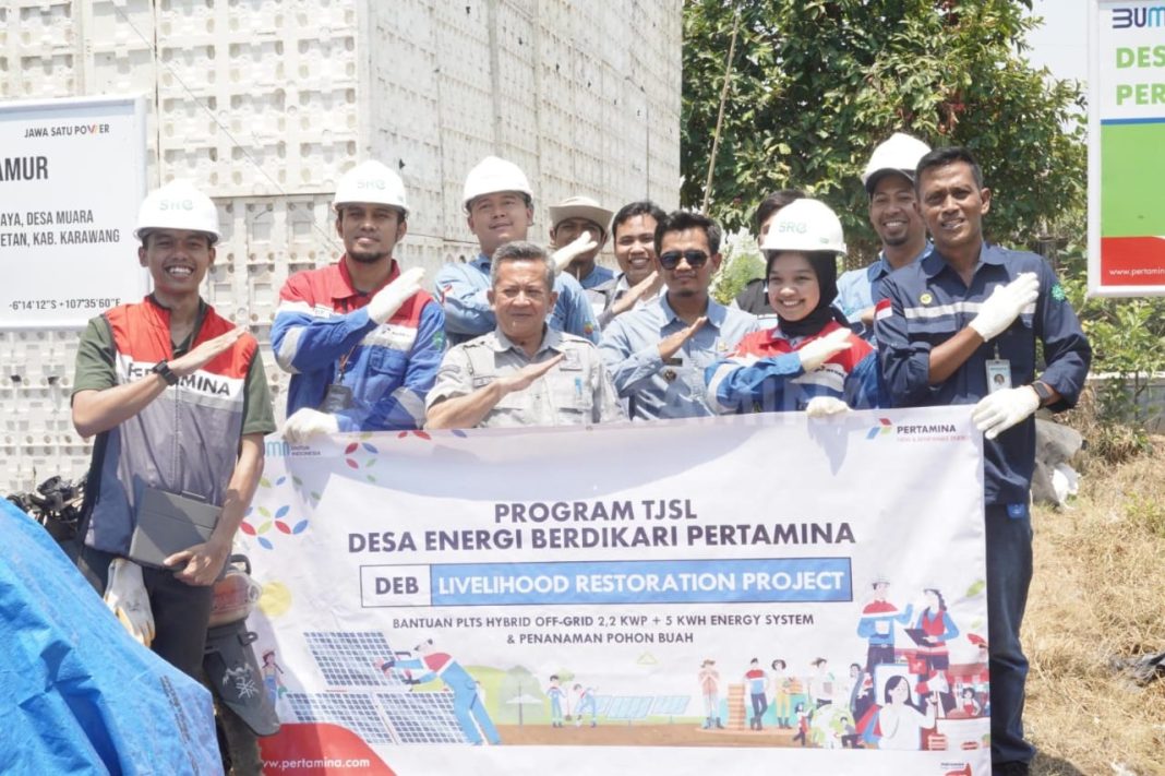 Pemasangan PLTS oleh PNRE di Desa Cilamaya Wetan, Jumat (20/9/2024). (Dok/Pertamina)