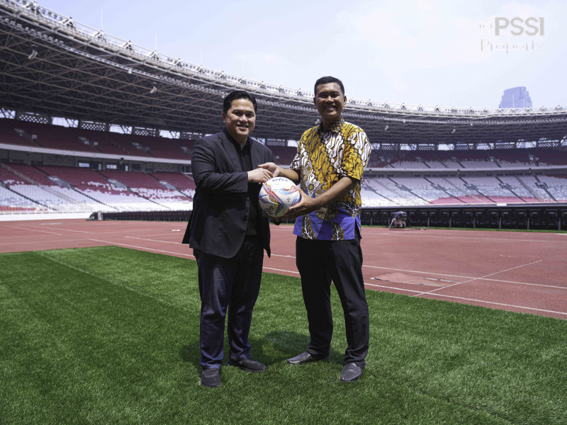 Erick Thohir menerima bola bertandatangan Paus Fransiskus dari Hilbert Iddo Hasudungan di Stadion Utama Gelora Bung Karno, Jakarta, Sabtu (21/9/2024). (Dok/PSSI)