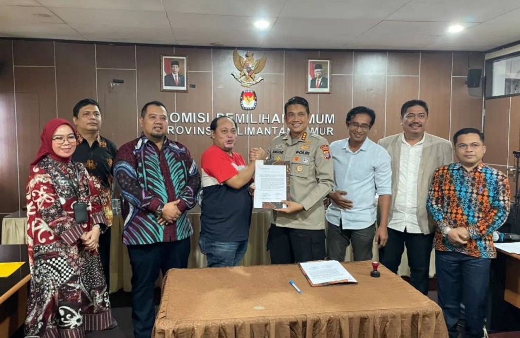 Polda Kaltim melalui Direktorat Pembinaan Masyarakat menghadiri penyerahan keputusan KPU mengenai penetapan Pasangan Calon Gubernur dan Wakil Gubernur Kalimantan Timur tahun 2024.