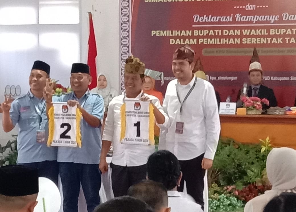 Pasangan RHS-AZI mendapat nomor urut 1 dan pasangan Anton Achmad Saragih-Benny Gusman Sinaga meraih nomor urut 2 pada rapat pleno KPU di Pamatangraya, Senin (23/9/2024). (Dok/KPU Simalungun)