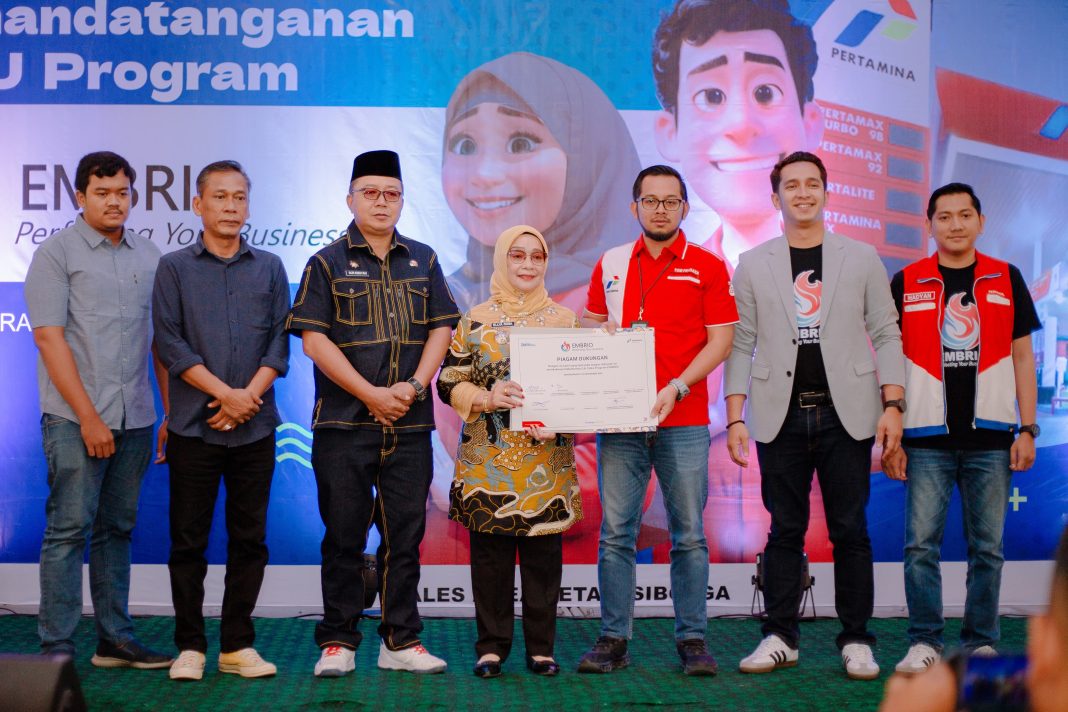 Penandatanganan MoU Program EMBRIO antara PT Pertamina Patra Niaga dan Pemkab Labuhanbatu di Ballroom Rantauprapat Convention Center, Labuhanbatu, Jumat (20/9/2024). (Dok/Pertamina)