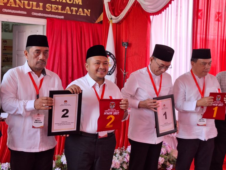 Paslon Bupati dan Wakil Bupati Tapsel Gus Irawan Pasaribu-Jafar Syahbuddin Ritonga nomor urut 1 (kanan) dengan Dolly Pasaribu-Parulian Nasution nomor urut 2 (kiri) pada rapat pleno terbuka di KPU Tapsel di Sipirok, Senin (23/9/2024). (Dok/KPU Tapsel)