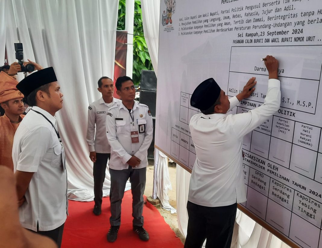 Calon Bupati Sergai, Darma Wijaya didampingi calon Wakil Bupati Adlin Tambunan saat menyampaikan target perolehan suara di Pilkada mendatang kepada awak media, Senin (23/9/2024). (Dok/KPU Sergai)