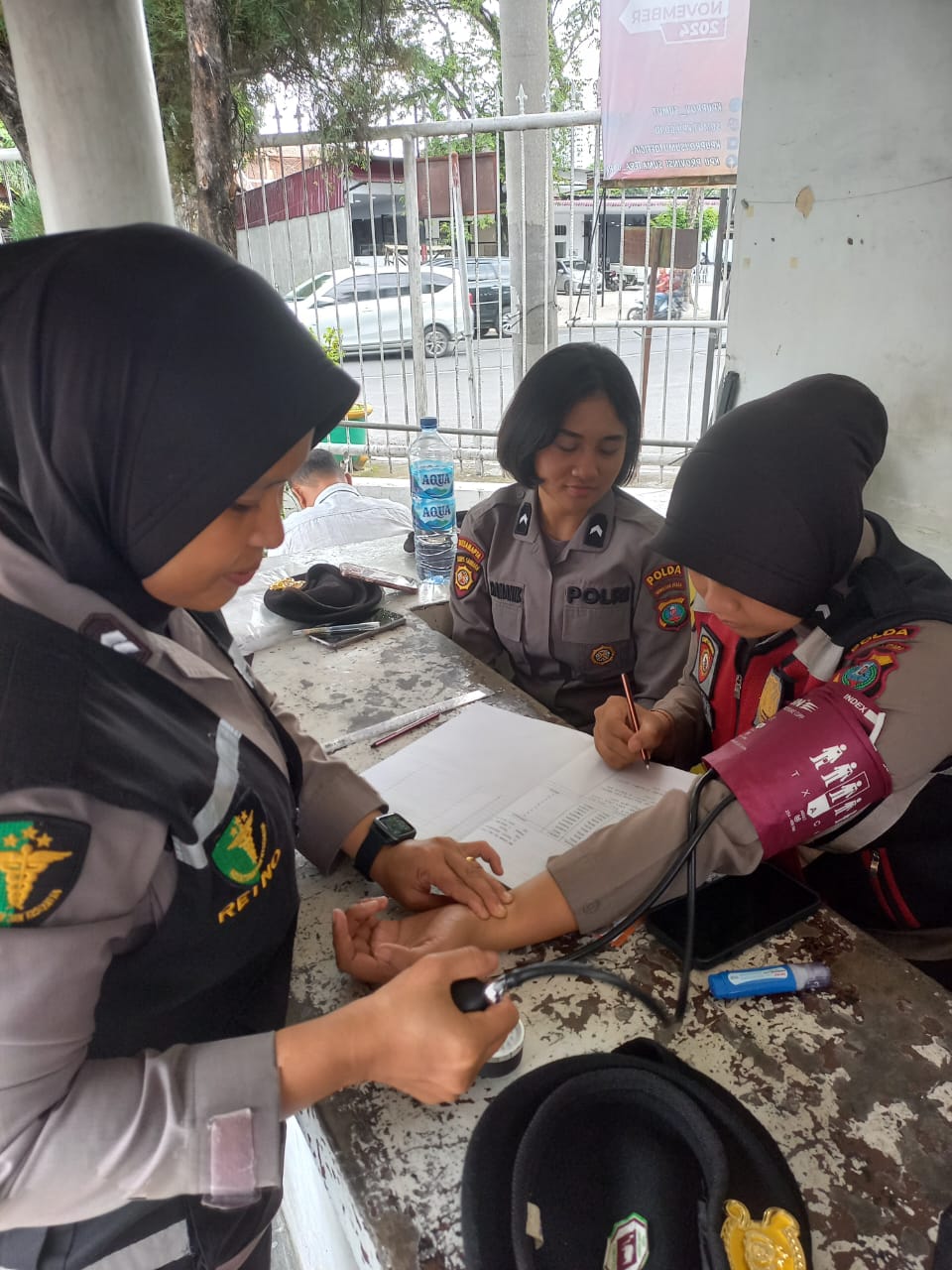 Bid Dokkes Operasi Mantap Praja (OMP) Toba 2024 periksa kesehatan personel pengamanan Kantor KPU dan Bawaslu, Senin (23/9/2024). (Dok/Polda Sumut)