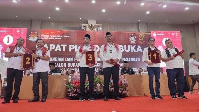 Pasangan calon Pilkada Karo tahun 2024 menunjukkan nomor urut usai pengundian di Hotel Sinabung, Berastagi, Senin (23/9/2024). (Dok/KPU Karo)